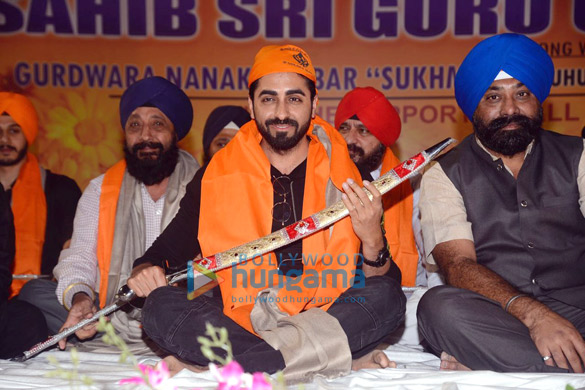 hrithik roshan and rakesh roshan grace a sikh community function2 1