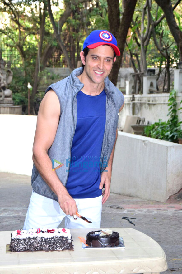 hrithik roshan celebrates his 43rd birthday with the media 6