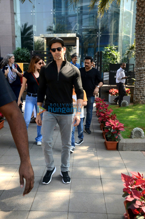 hrithik roshan snapped with family at bkc 1