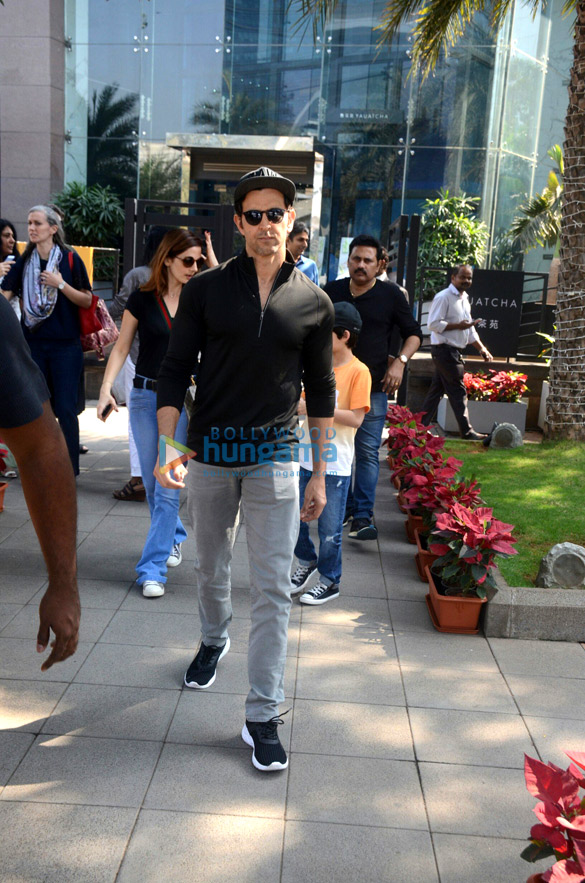 hrithik roshan snapped with family at bkc 2