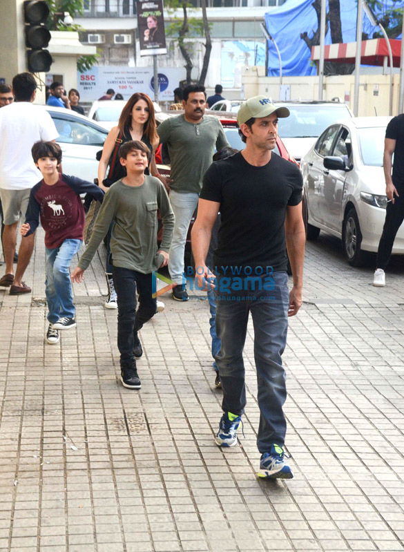hrithik roshan snapped with family at pvr juhu 2
