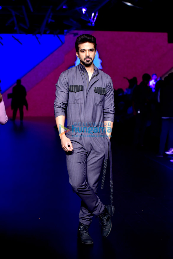 huma qureshi and saqib saleem walk the ramp at the lakme fashion week 5