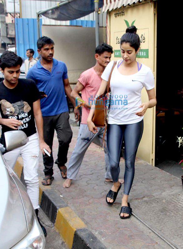 janhvi kapoor and ishaan khatter spotted at farmers cafe 4