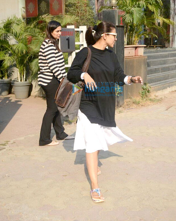 kajol snapped at vikram phadnis store 2