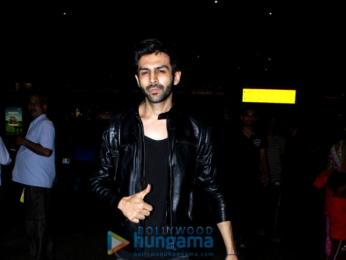 Kareena Kapoor Khan and Kartik Aaryan snapped at the airport