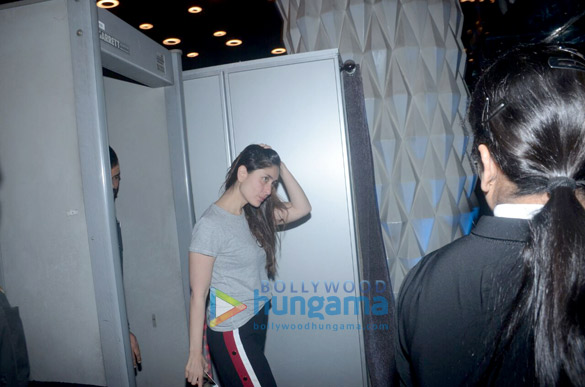 kareena kapoor khan snapped at the airport 1 4
