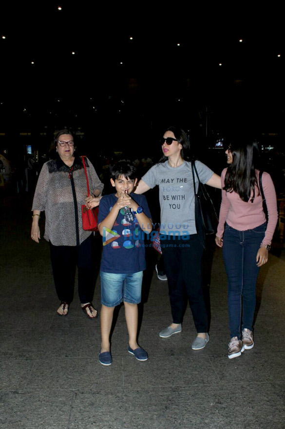 karishma kapoor snapped with her kids at the mumbai airport 1