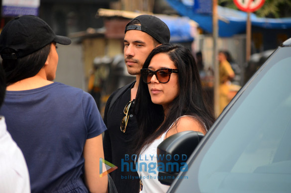 krishna shroff spotted with her boyfriend in bandra 2