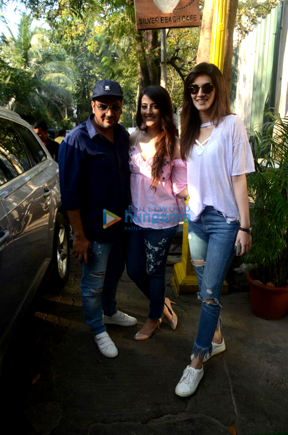 kriti sanon nupur sanon and mukesh chhabra spotted at silver beach cafe 1