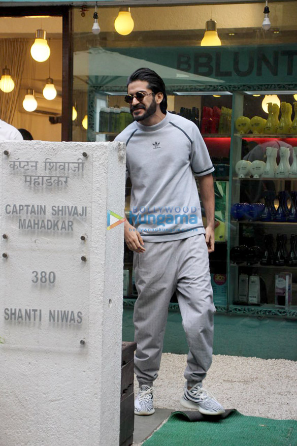 kriti sanon and harshwardhan kapoor snapped at b blunt in juhu 6
