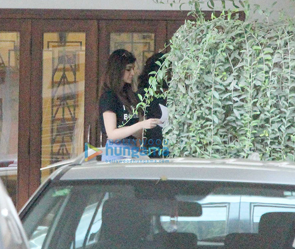 kriti sanon spotted at bandra 6