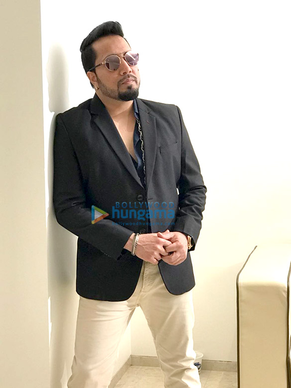 mika singh at the press meet for the success of song aaja sohniye 6