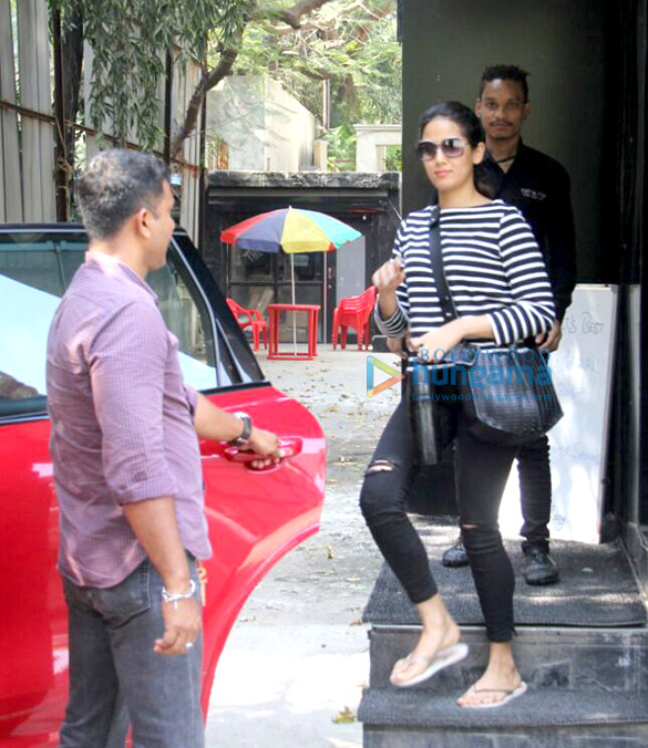 mira rajput snapped at tip joe in juhu 3