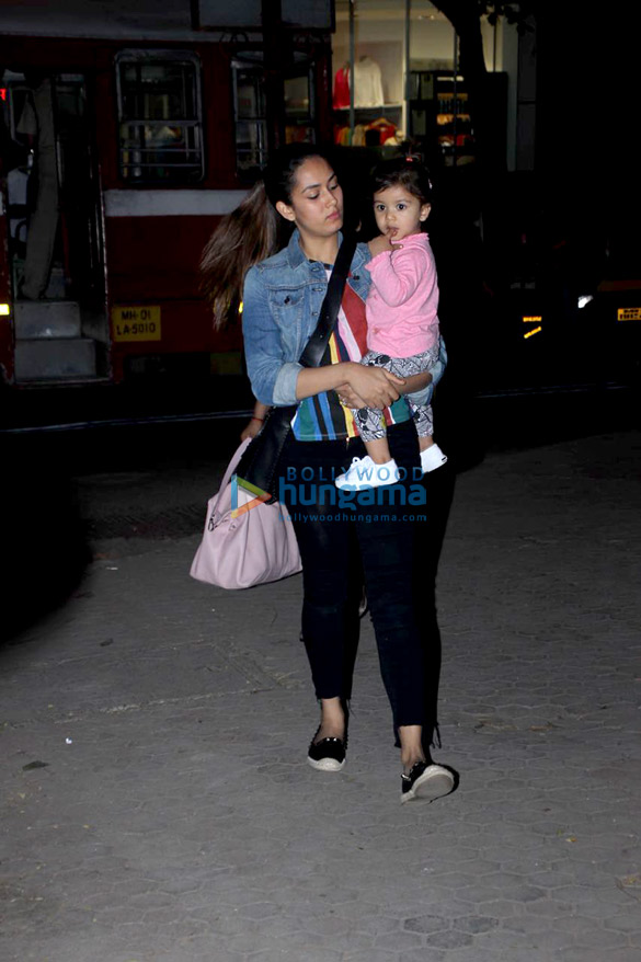 mira rajput snapped with daughter misha kapoor in bandra 1