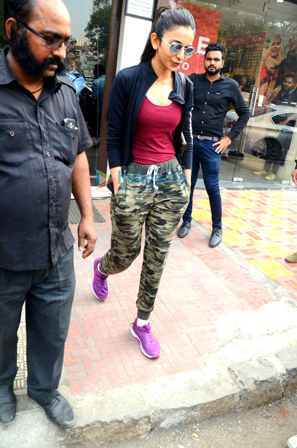 rakul preet spotted after lunch in bandra 2