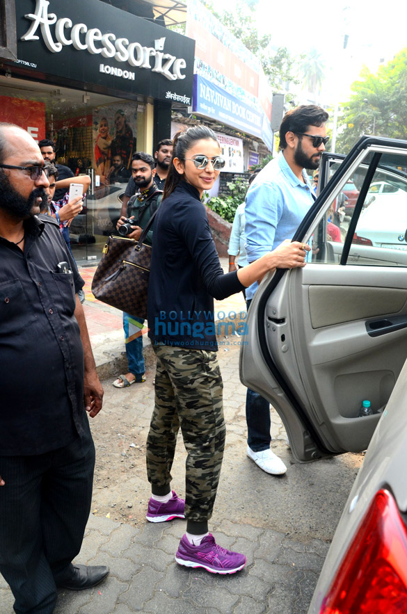 rakul preet spotted after lunch in bandra 4
