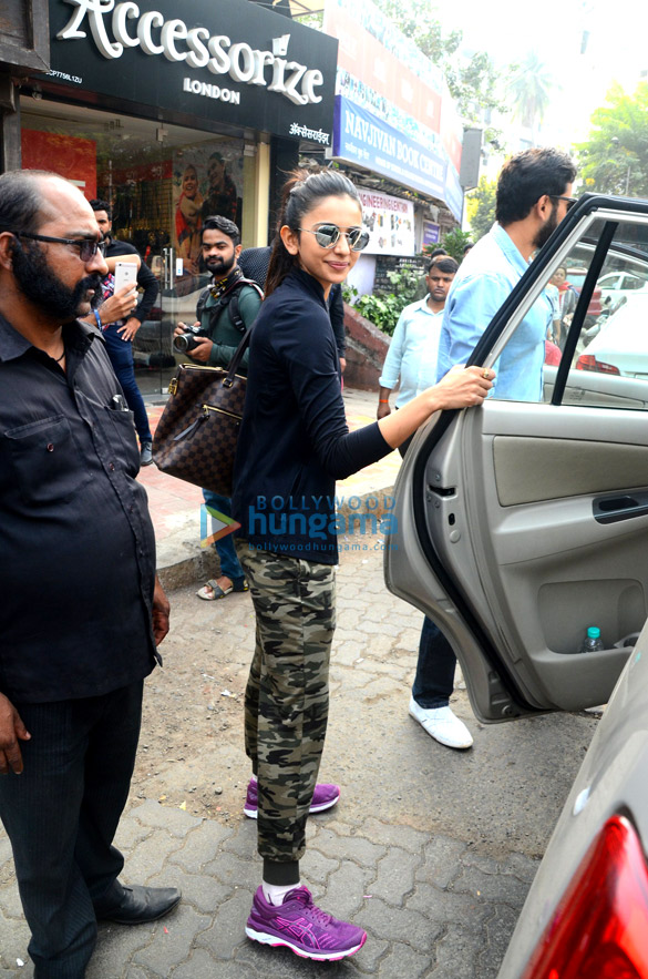 rakul preet spotted after lunch in bandra 5