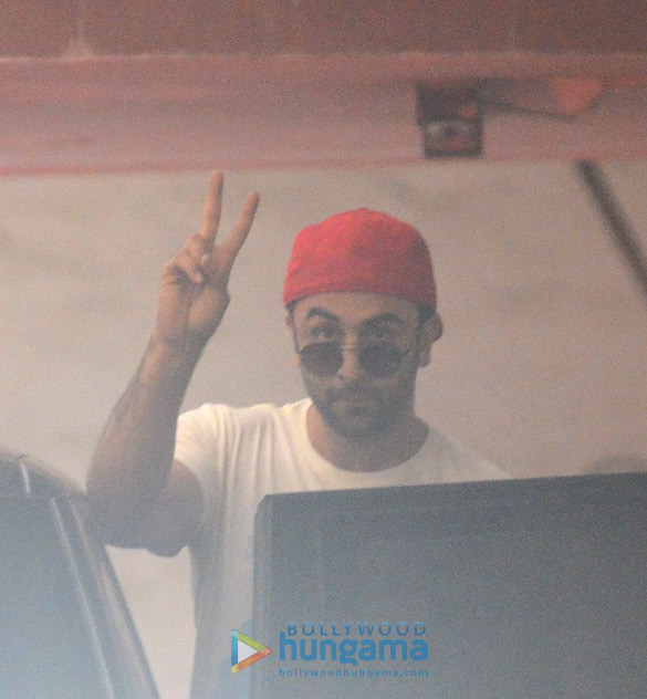 ranbir kapoor spotted at ayan mukerjis office 2