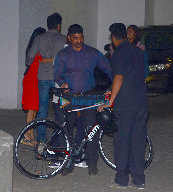 ranbir kapoor takes cycle ride to home after movie shoot 2