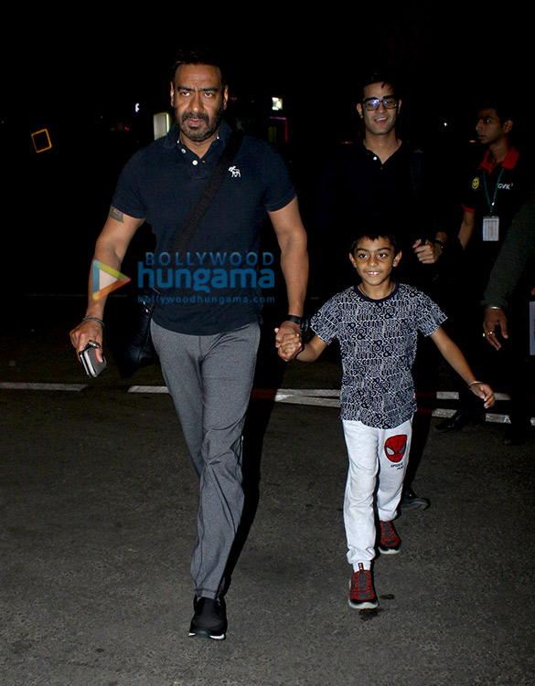 rani mukerji and ajay devgn snapped at the airport 4