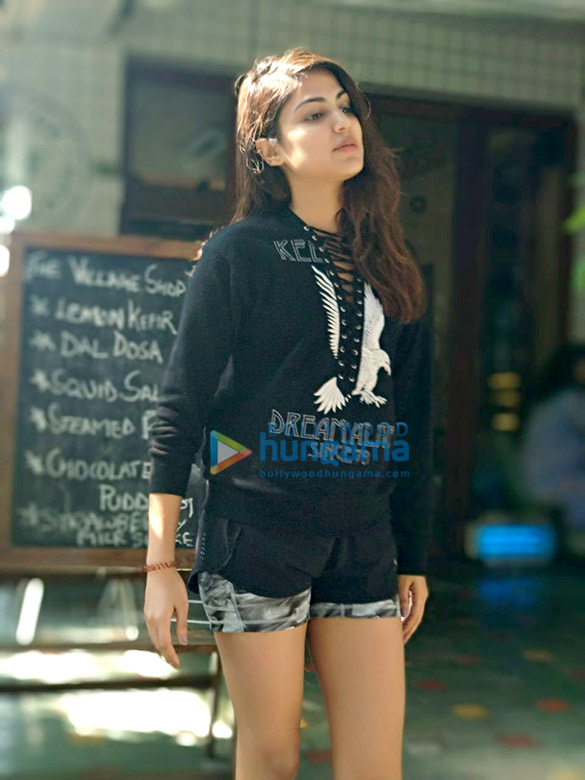 rhea chakraborty snapped post lunch 4