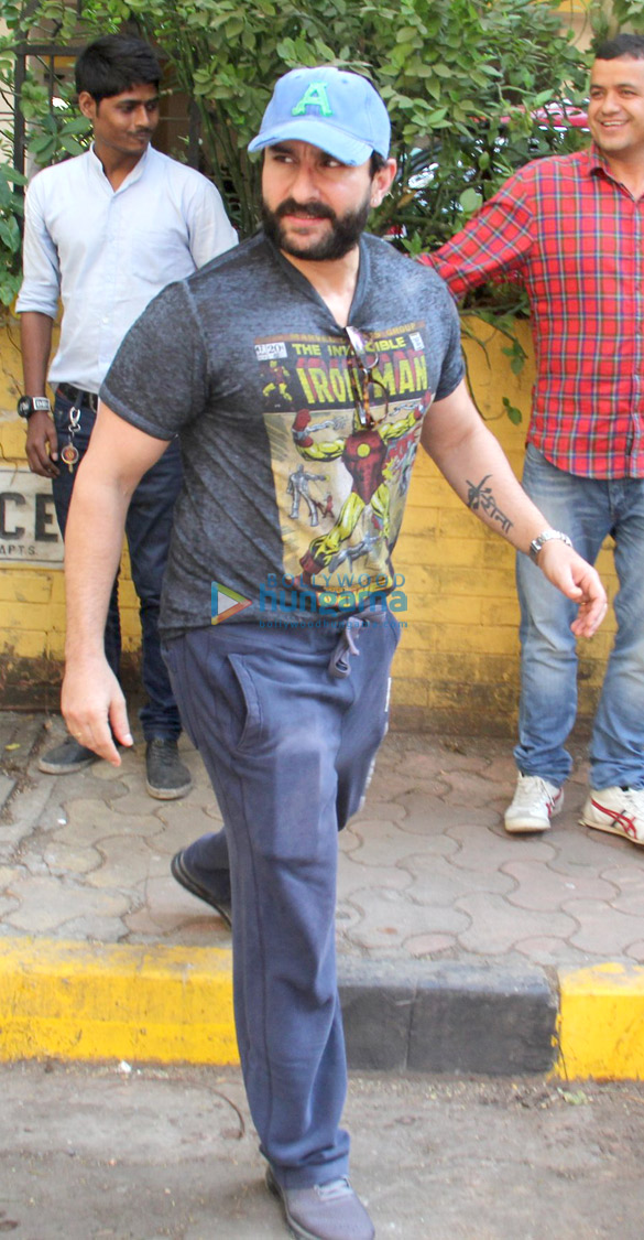 saif ali khan spotted after a dubbing session in bandra 6