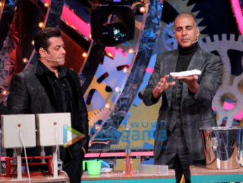 Salman Khan and Akshay Kumar on the sets of 'Bigg Boss 11'