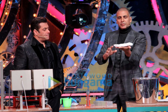 salman khan and akshay kumar on the sets of bigg boss 11 2
