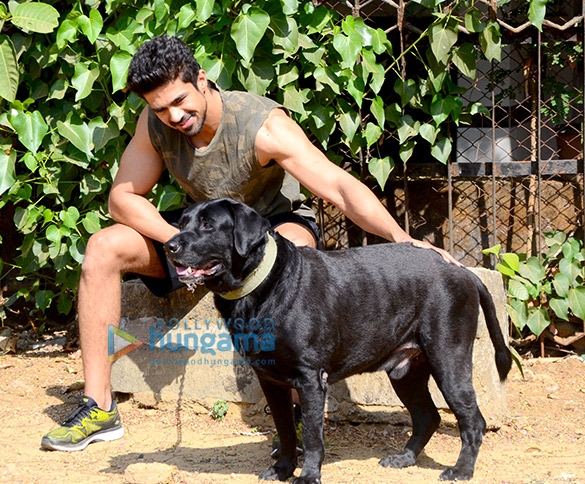 saqib saleem spotted in bandra with his dog 2