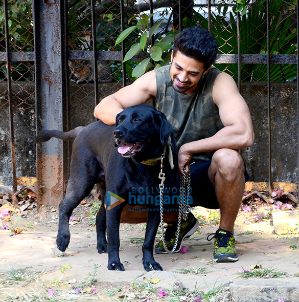 saqib saleem spotted in bandra with his dog 4