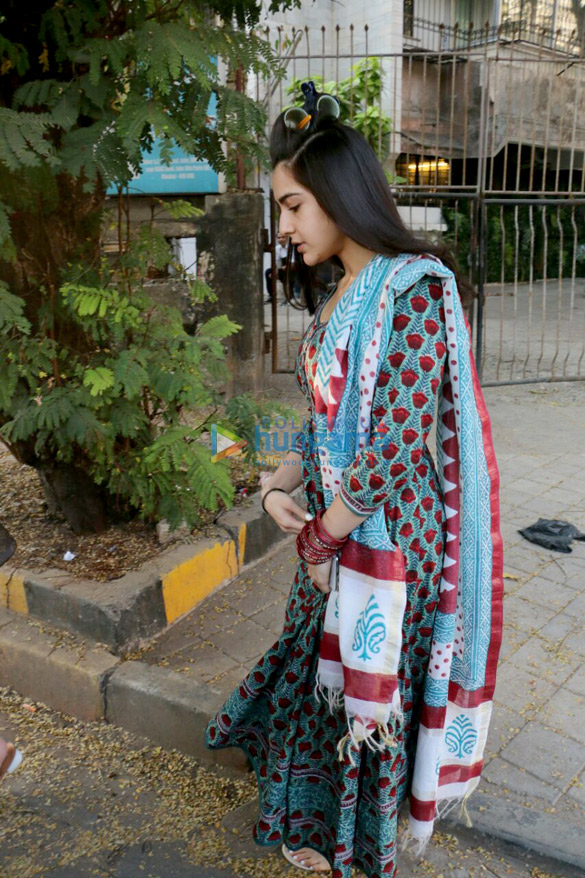 sara ali khan spotted with mother amrita singh at kromakay saloon in juhu 3