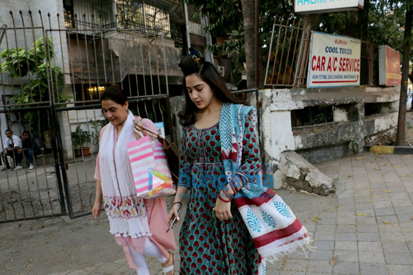 Sara Ali Khan spotted with mother Amrita Singh at Kromakay salon in Juhu