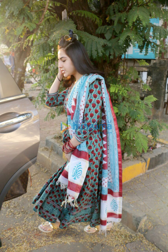 sara ali khan spotted with mother amrita singh at kromakay saloon in juhu 6