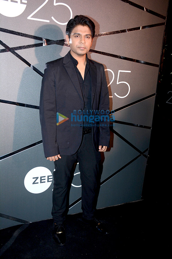 shah rukh khan akshay kumar deepika padukone and others attend a bash held to celebrate 25 years of zee network 33