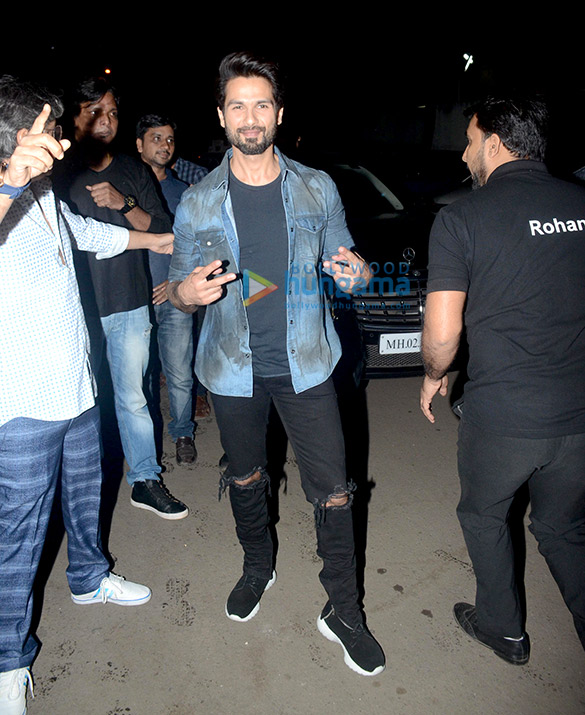shahid kapoor spotted at chandan cinema in juhu 4