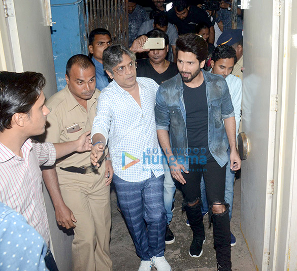 shahid kapoor spotted at chandan cinema in juhu 5