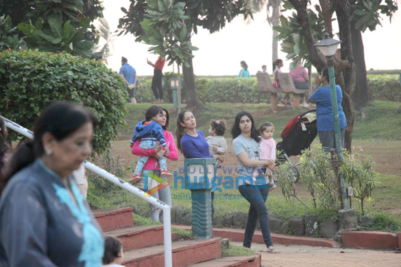 shahid kapoors wife mira rajput snapped with their daughter misha at joggets park in bandra 4