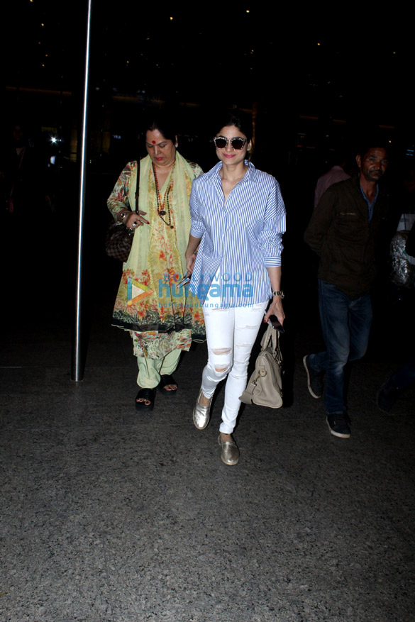 shilpa shetty and family snapped at the airport 6