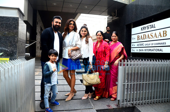 shilpa shetty and family spotted in bandra for lunch 5