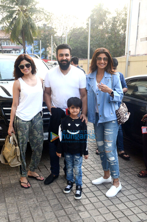 shilpa shetty spotted with her family pvr juhu 4