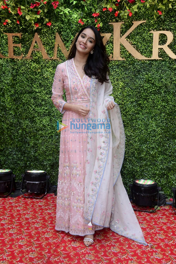 shraddha kapoor spotted at a wedding exhibition 3
