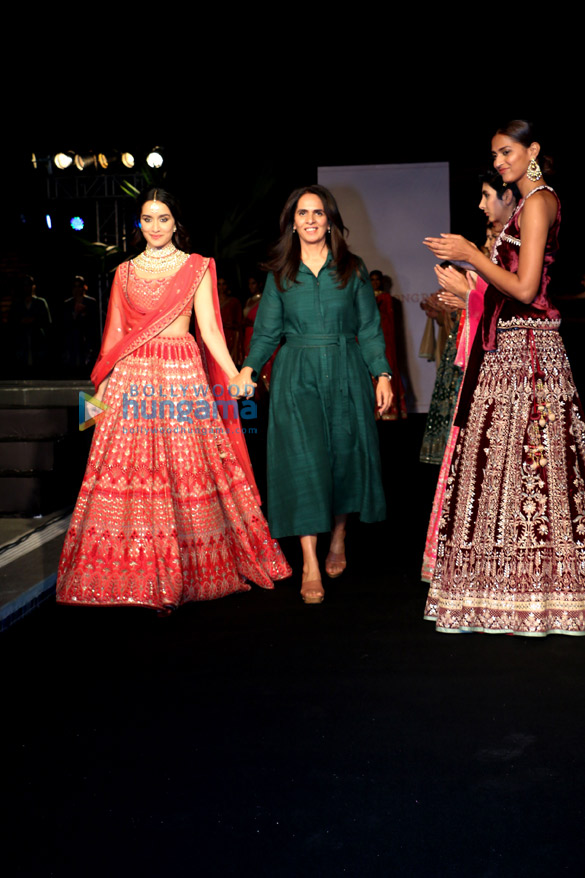 shraddha kapoor walks the ramp for anita dongre at the wedding show 3