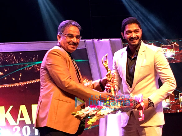 shreyas talpade wins the best debut director award for poster boys at kalakar awards in kolkata 2
