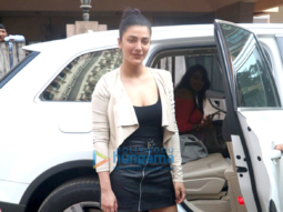 Shruti Haasan spotted at a friends place in Bandra