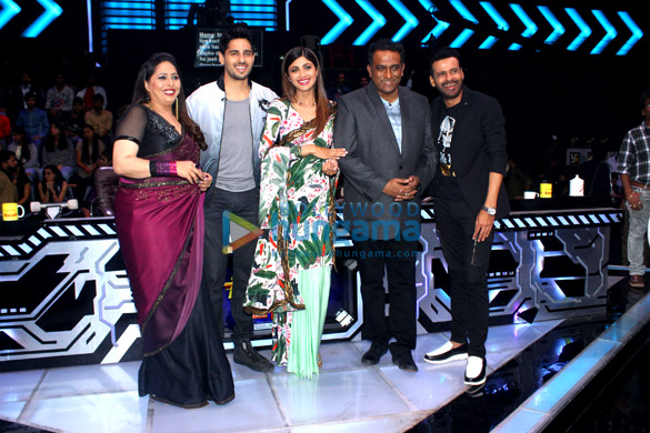 Sidharth Malhotra and Manoj Bajpayee snapped promoting ‘Aiyaary’ on Super Dancer 2