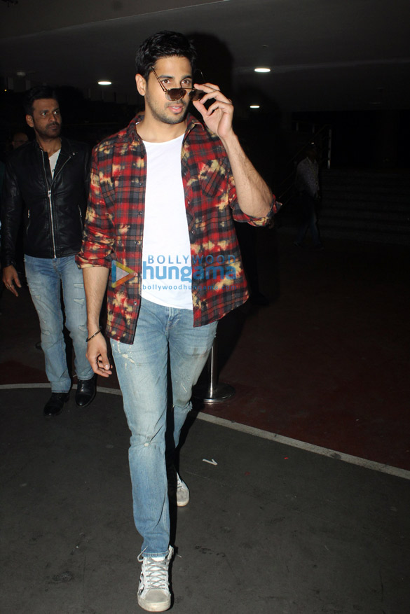 sidharth malhotra rakul preet and others snapped at the airport 6