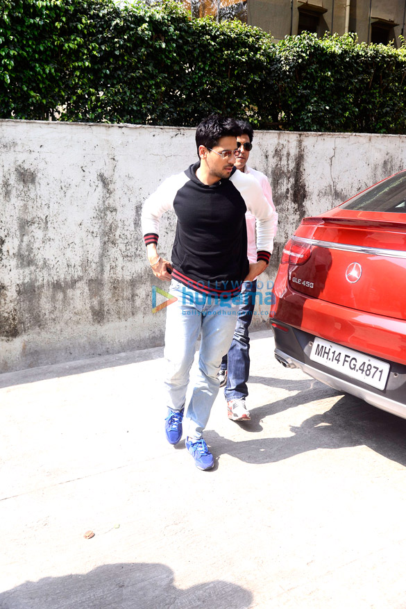 sidharth malhotra and manoj bajpayee snapped in mumbai 5