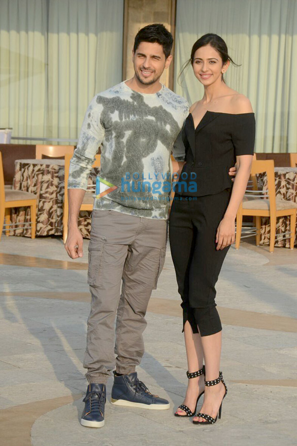 sidharth malhotra and rakul preet snapped at sun n sand in juhu 2