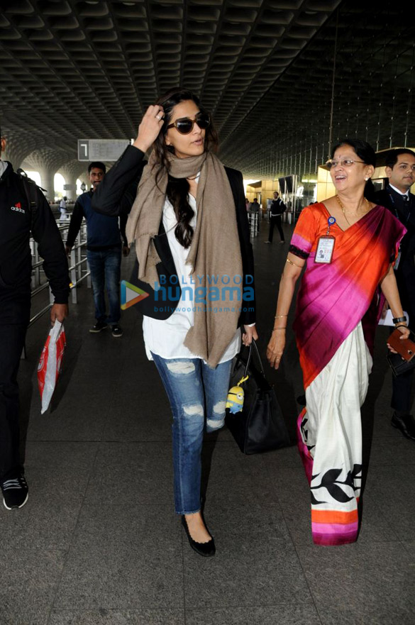 sonam kapoor kriti sanon and others snapped at the airport 5