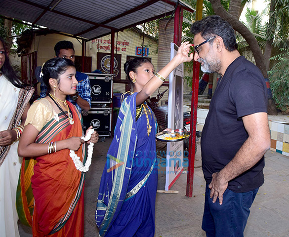 sonam kapoor and r balki snapped promoting their film pad man 4